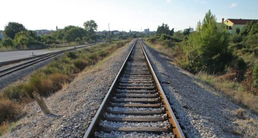 03.10.2013., Zadar – Luka Gazenica i stara zeljeznicka pruga cekaju bolje dane koji bi trebali doci uskoro. Photo: Filip Brala/PIXSELL Autor  Filip Brala/PIXSELL KLJUČNE RIJEČI  zeljeznica, zeljeznicka pruga, luka Gazenica, obnova