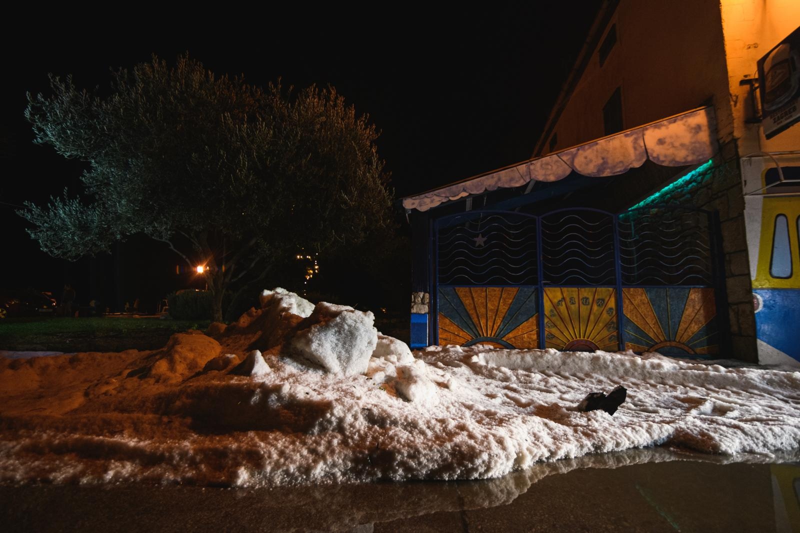 U Pakoštanima padala tuča više od 30 minuta i zabijelila cijelo mjesto U Pakoštanima padala tuča više od 30 minuta i zabijelila cijelo mjesto