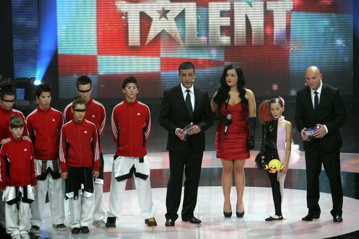 Zagreb, 051110.
Studio 2 Jadran filma, Oporovecka 12. 
Supertalent show Nove TV.
Na slici: Jana Klaric, Petra Antolic, voditelji Igor Mesin i Rene Bitorajac proglasenje pobjednika.
Foto: Ranko Suvar / CROPIX