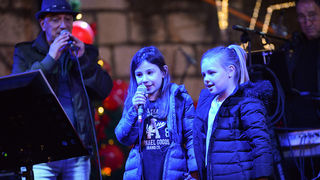 Deset tisuća posjetitelja uživalo u otvorenju Adventa u Zadru- koncertu Ivana Zaka i vatrometu