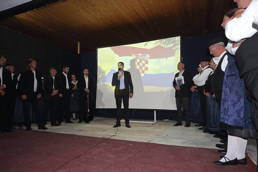 Bibinje: Predstavljena knjiga “Bitka za Vukovar” Damira Plavšića. Foto: Leo Banić Bibinje: Predstavljena knjiga “Bitka za Vukovar” Damira Plavšića. Foto: Leo Banić