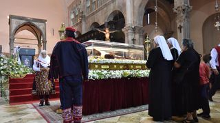 Velik broj vjernika sudjelovalo u procesiji u kojoj je nošeno tijelo Leopolda Bogdana Mandića od crkve Gospe od zdravlja do katedrale sv. Stošije Velik broj vjernika sudjelovalo u procesiji u kojoj je nošeno tijelo Leopolda Bogdana Mandića od crkve Gospe od zdravlja do katedrale sv. Stošije