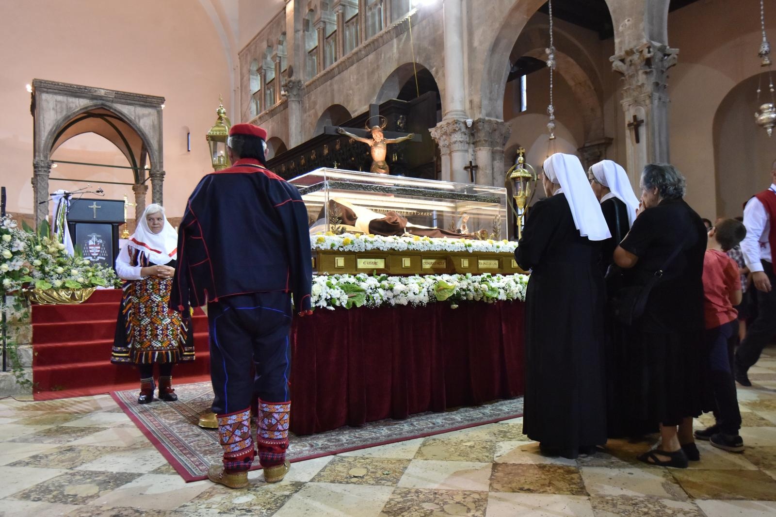 Velik broj vjernika sudjelovalo u procesiji u kojoj je nošeno tijelo Leopolda Bogdana Mandića od crkve Gospe od zdravlja do katedrale sv. Stošije Velik broj vjernika sudjelovalo u procesiji u kojoj je nošeno tijelo Leopolda Bogdana Mandića od crkve Gospe od zdravlja do katedrale sv. Stošije