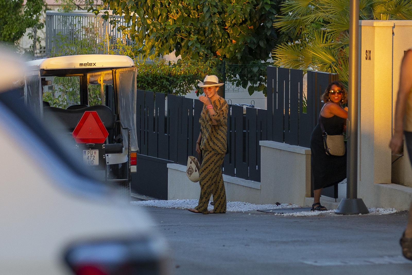 Kylie Minogue viđena kako u opuštenom izdanju izlazi iz luksuzne vile u Rovinju