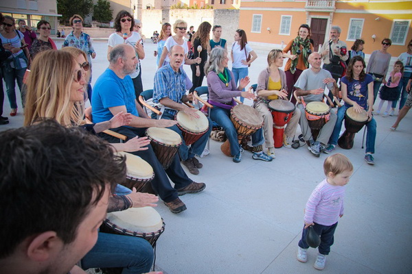 Glazbeno scenski nastup “Iskra ljubavi za mir” i grupna meditacija na Forumu