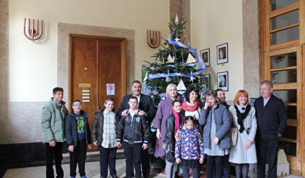 OŠ Voštarnica ukrasila jelku u predvorju Gradske uprave OŠ Voštarnica ukrasila jelku u predvorju Gradske uprave