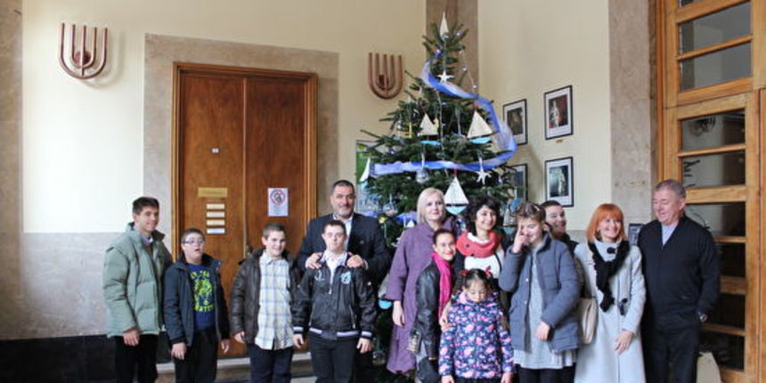 OŠ Voštarnica ukrasila jelku u predvorju Gradske uprave