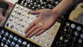 Split, 140412.
U Domu HV-a u Poljudu danas je zapoceo Medjunarodni sajam dragog i poludragog kamenja.Sajam traje do sutra i na njemu izlaze pedesetak izlagaca.Ovogodisnji sesti po redu sajam privukao je mnosto splicana koji su sa zanimanjem razgledavakli Split, 140412.
U Domu HV-a u Poljudu danas je zapoceo Medjunarodni sajam dragog i poludragog kamenja.Sajam traje do sutra i na njemu izlaze pedesetak izlagaca.Ovogodisnji sesti po redu sajam privukao je mnosto splicana koji su sa zanimanjem razgledavakli