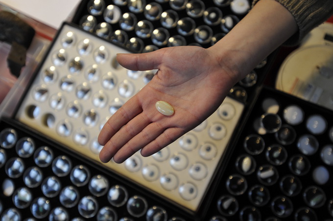 Split, 140412.
U Domu HV-a u Poljudu danas je zapoceo Medjunarodni sajam dragog i poludragog kamenja.Sajam traje do sutra i na njemu izlaze pedesetak izlagaca.Ovogodisnji sesti po redu sajam privukao je mnosto splicana koji su sa zanimanjem razgledavakli Split, 140412.
U Domu HV-a u Poljudu danas je zapoceo Medjunarodni sajam dragog i poludragog kamenja.Sajam traje do sutra i na njemu izlaze pedesetak izlagaca.Ovogodisnji sesti po redu sajam privukao je mnosto splicana koji su sa zanimanjem razgledavakli