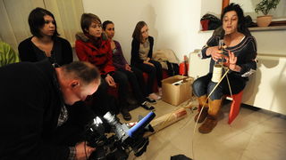 Zadar, 110313
Vjestina pletenja boca cuvenog zadarskog likera “Maraschino” ide u svijet: tri dana pletenje boca ce u Narodnom muzeju uciti studenti koji su u Zadar dosli iz Spanjolske, Poljske, Ceske, Latvije, Slovenije i Njemacke. Danas je bio prvi dan t