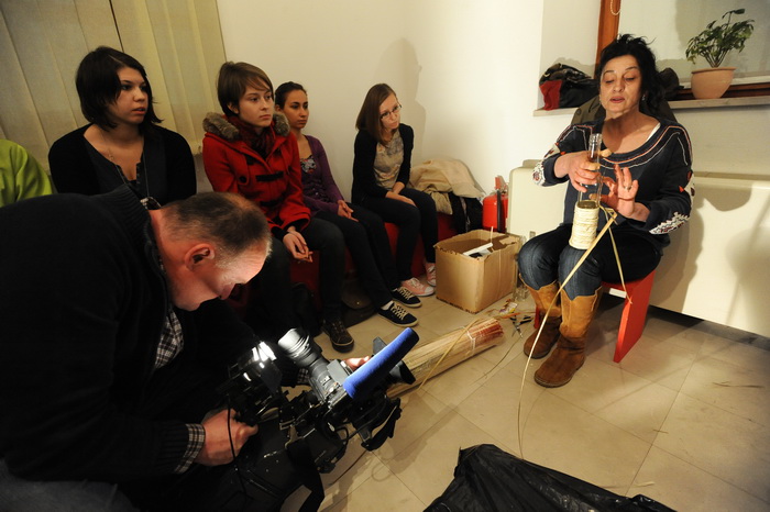 Zadar, 110313
Vjestina pletenja boca cuvenog zadarskog likera “Maraschino” ide u svijet: tri dana pletenje boca ce u Narodnom muzeju uciti studenti koji su u Zadar dosli iz Spanjolske, Poljske, Ceske, Latvije, Slovenije i Njemacke. Danas je bio prvi dan t