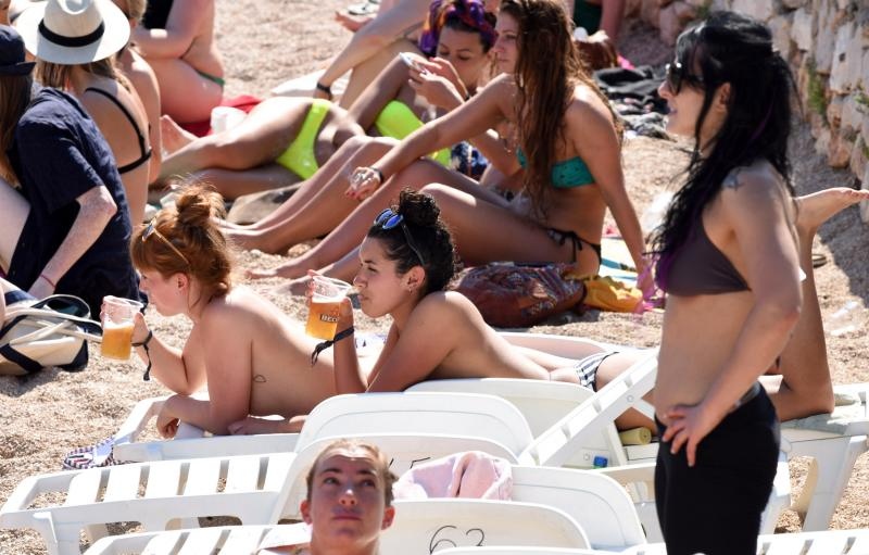 Tisno: Početak Garden Festivala napunio plaže turistima iz cijele Europe, Photo: Hrvoje Jelavic/PIXSELL Tisno: Početak Garden Festivala napunio plaže turistima iz cijele Europe, Photo: Hrvoje Jelavic/PIXSELL