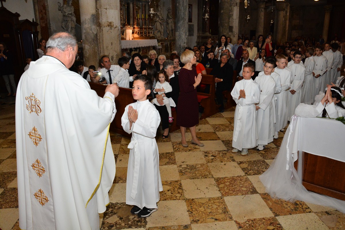 Sakrament Prve pričesti u katedrali sv. Stošije, foto- Iva Perinčić