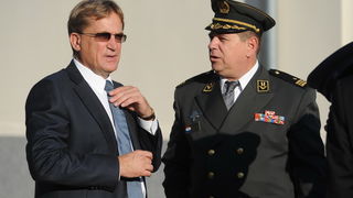 Zadar, 061012.
Povodom Dana obrane grada predstavnici lokalne vlasti, suborci, prijatelji i obitelj polozili su vijence kod spomenika poginulim braniteljima na gradskom groblju.
Na fotografiji: saborski zastupnik Bozidar Kalmeta.
Foto: Luka Gerlanc / CROP