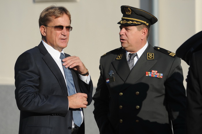 Zadar, 061012.
Povodom Dana obrane grada predstavnici lokalne vlasti, suborci, prijatelji i obitelj polozili su vijence kod spomenika poginulim braniteljima na gradskom groblju.
Na fotografiji: saborski zastupnik Bozidar Kalmeta.
Foto: Luka Gerlanc / CROP