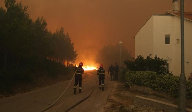 Žrnovnica: Vatra je sve bliže Splitu, nebo je prekriveno dimom