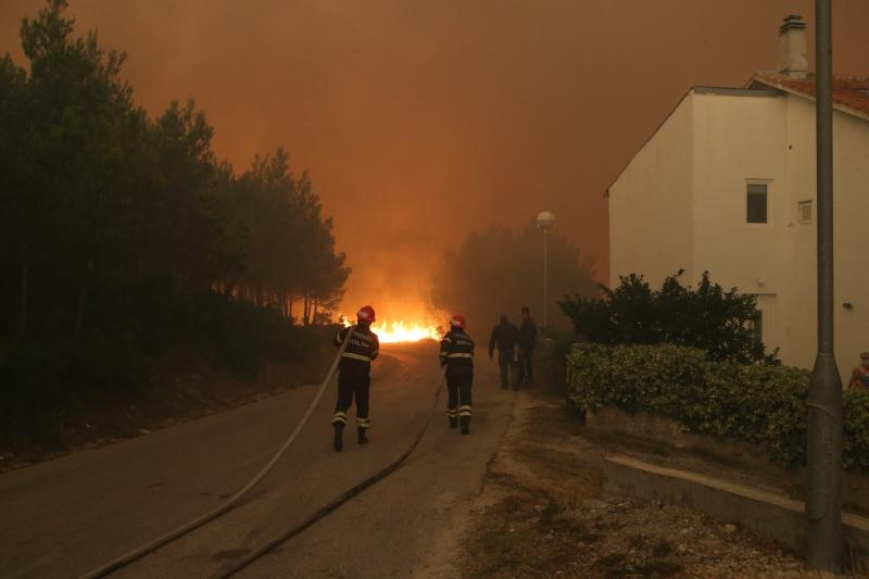 Žrnovnica: Vatra je sve bliže Splitu, nebo je prekriveno dimom Žrnovnica: Vatra je sve bliže Splitu, nebo je prekriveno dimom