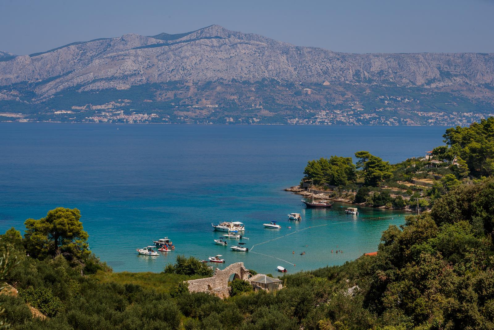 Uvala Lovrečina: Egzotična pješčana oaza na Braču u kojoj su uživali i stari Rimljani Uvala Lovrečina: Egzotična pješčana oaza na Braču u kojoj su uživali i stari Rimljani