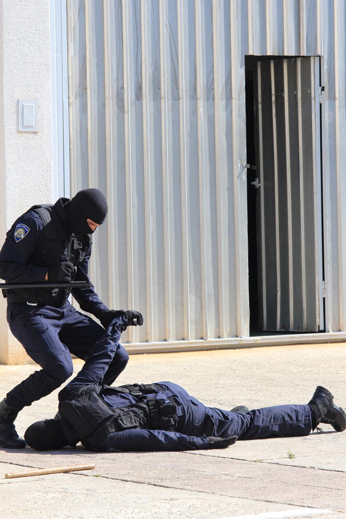 U prigodi Dana hrvatske policije i njihovog zaštitnika Sv.Mihovila danas je u PU Zadarskoj održana prigodna svečanost.U nastavku svečanosti, pokaznu vježbu samoobrane izveli su pripadnici interventne jedinice PU Zadarske te su podijeljena priznanja nagrađ U prigodi Dana hrvatske policije i njihovog zaštitnika Sv.Mihovila danas je u PU Zadarskoj održana prigodna svečanost.U nastavku svečanosti, pokaznu vježbu samoobrane izveli su pripadnici interventne jedinice PU Zadarske te su podijeljena priznanja nagrađ