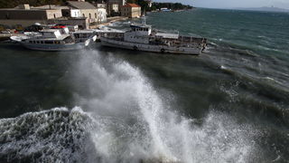 Zadar, 111112.
Jako jugo od ranih jutarnjih sati puse na zadarskom podrucju, temperatura zraka je ugodnih 20 stupnjeva. Detalj iz Fose.
Foto: Jure Miskovic / CROPIX Zadar, 111112.
Jako jugo od ranih jutarnjih sati puse na zadarskom podrucju, temperatura zraka je ugodnih 20 stupnjeva. Detalj iz Fose.
Foto: Jure Miskovic / CROPIX