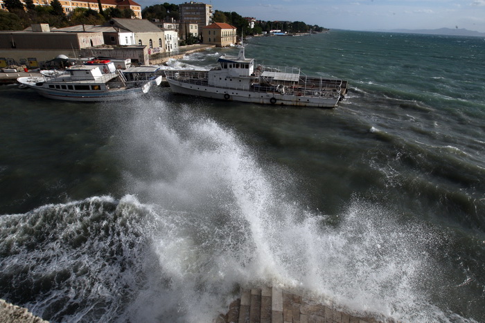 Zadar, 111112.
Jako jugo od ranih jutarnjih sati puse na zadarskom podrucju, temperatura zraka je ugodnih 20 stupnjeva. Detalj iz Fose.
Foto: Jure Miskovic / CROPIX Zadar, 111112.
Jako jugo od ranih jutarnjih sati puse na zadarskom podrucju, temperatura zraka je ugodnih 20 stupnjeva. Detalj iz Fose.
Foto: Jure Miskovic / CROPIX