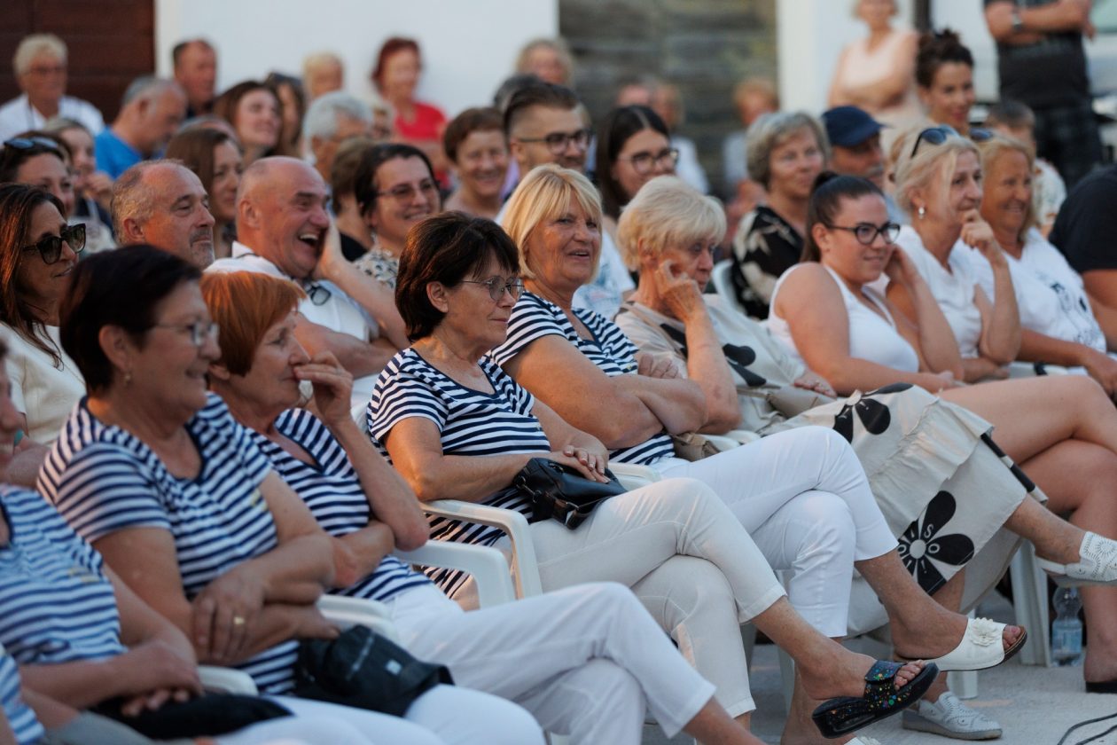 Diklo: Predstava Ništa im neće bit kazališta Moruzgva