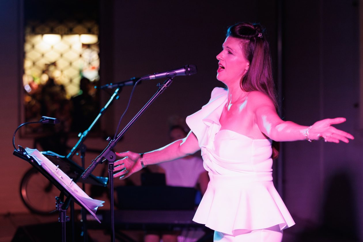 Večer evergreena u atriju palače Cedulin