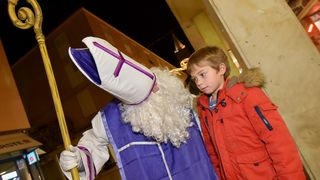 Sv. Nikola s Krampusom i Vilenjakom zabavljao djecu od Kampo Kaštela do Trga Petra Zoranića Sv. Nikola s Krampusom i Vilenjakom zabavljao djecu od Kampo Kaštela do Trga Petra Zoranića