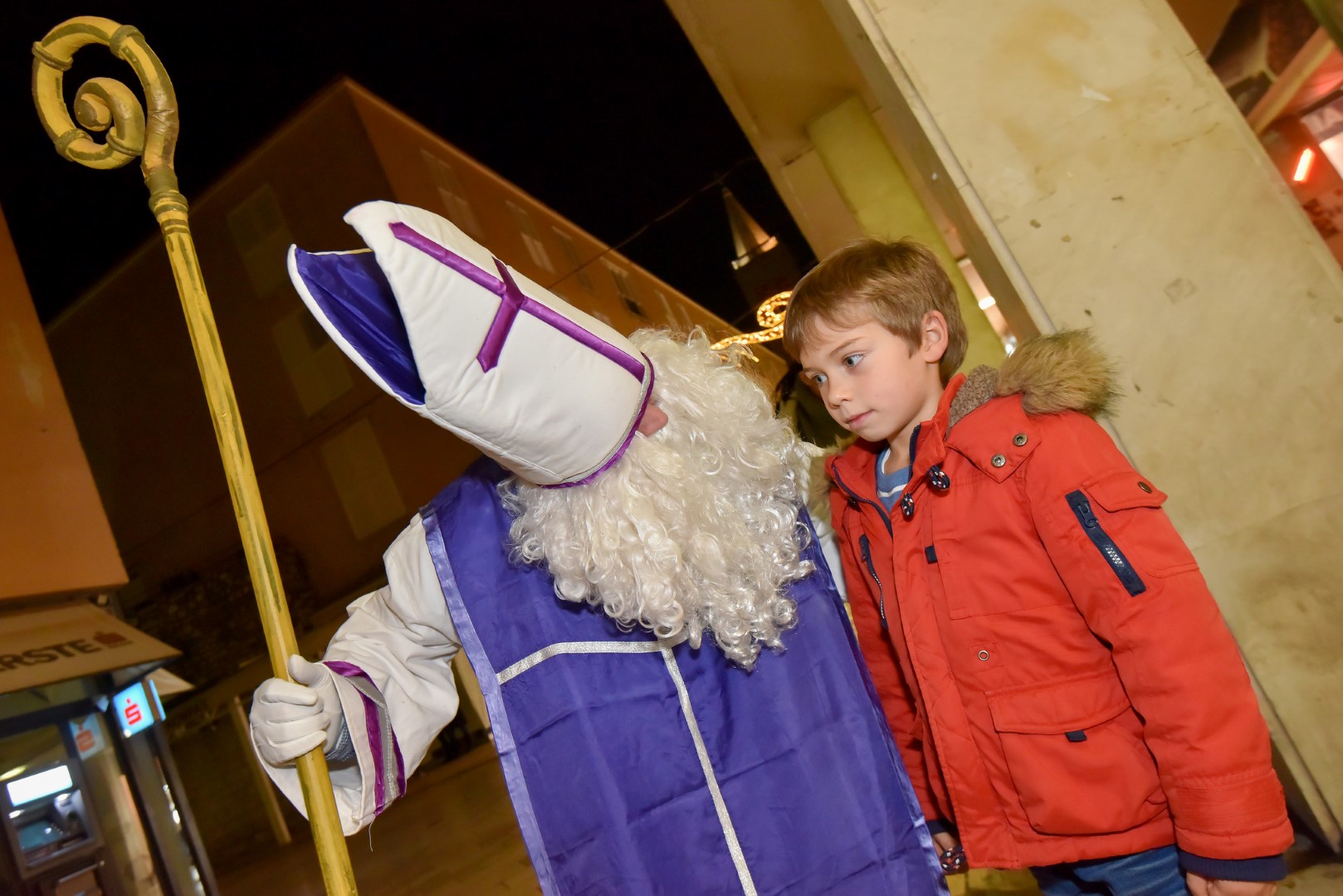 Sv. Nikola s Krampusom i Vilenjakom zabavljao djecu od Kampo Kaštela do Trga Petra Zoranića Sv. Nikola s Krampusom i Vilenjakom zabavljao djecu od Kampo Kaštela do Trga Petra Zoranića