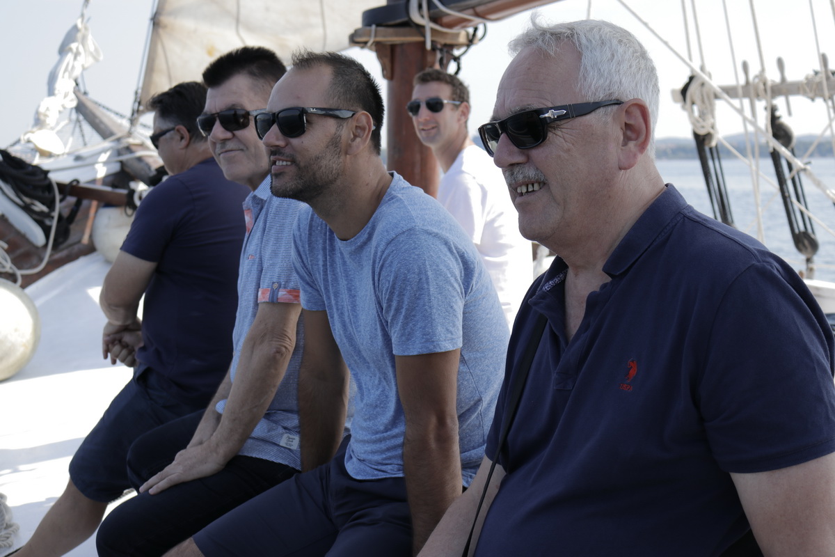 Kod otoka Prvića snimljen spot za pjesmu “Plovim” Tomislava Bralića i klape Intrade!