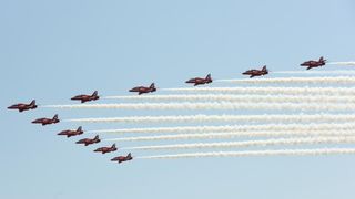 Akrobatska skupina “Red Arrows” Royal Air Forcea u posjeti Zračnoj bazi u Zemuniku Akrobatska skupina “Red Arrows” Royal Air Forcea u posjeti Zračnoj bazi u Zemuniku