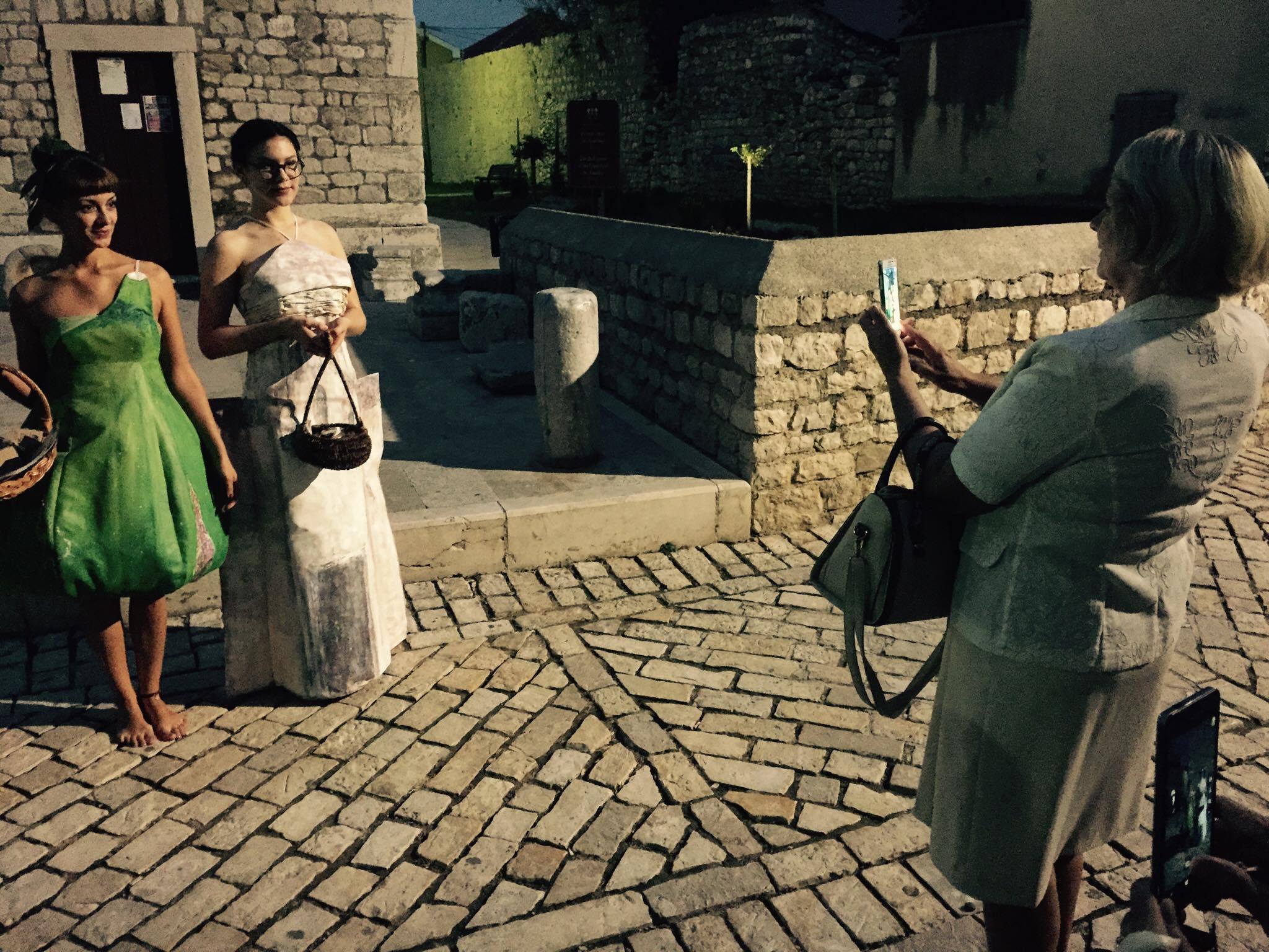 9. Festival smokve: Glumica Lucija Matković i Elena Bukvić u haljinama autorice Ade Duke (Šinjorina smokva i sv. Križ) u šetnji Ninom 9. Festival smokve: Glumica Lucija Matković i Elena Bukvić u haljinama autorice Ade Duke (Šinjorina smokva i sv. Križ) u šetnji Ninom