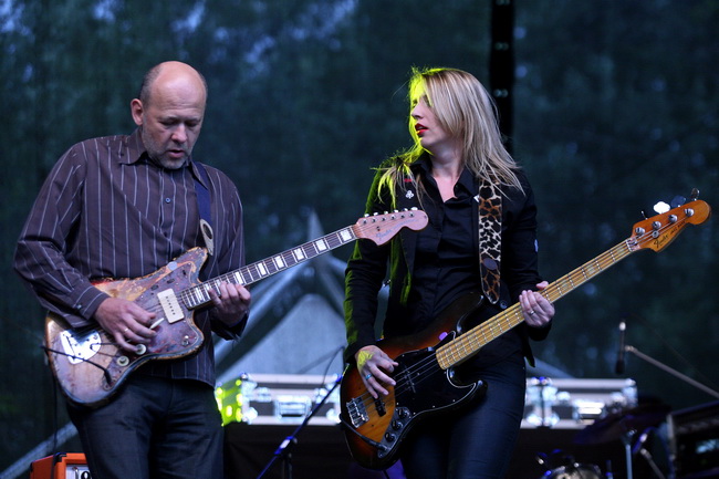 Zagreb, 220610.
Na Jarunu se od 21.-23.06. odrzava glazbeni spektakl T-Mobile INmusic festival na kojem ce nastupiti mnogobrojni izvodjaci kako iz zemlje tako i svijeta.
Danas se odrzao drugi dan.
Na slici: The bambi molesters.
Foto: Neja Markicevic / CRO Zagreb, 220610.
Na Jarunu se od 21.-23.06. odrzava glazbeni spektakl T-Mobile INmusic festival na kojem ce nastupiti mnogobrojni izvodjaci kako iz zemlje tako i svijeta.
Danas se odrzao drugi dan.
Na slici: The bambi molesters.
Foto: Neja Markicevic / CRO