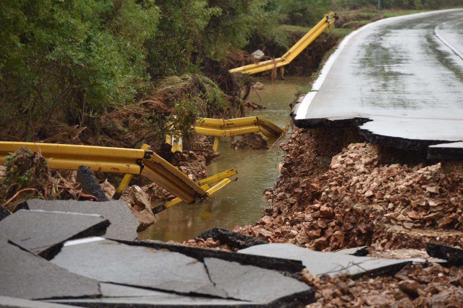 Zbog zarobljenog kamiona ne prometuje se cestom Poljica- Mazija