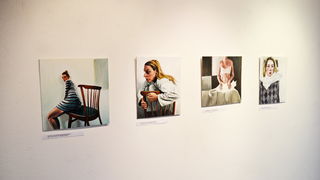 U galeriji Kninskog muzeja otvorena izložba slika “Autoportreti” Marine Ćorić