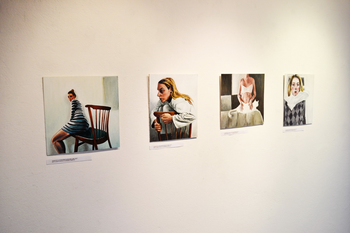 U galeriji Kninskog muzeja otvorena izložba slika “Autoportreti” Marine Ćorić