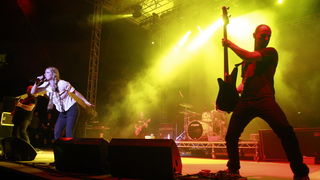 Pula, 180811.
Arena Fest 2011.
Na kraju koncertne sezone u pulskoj Areni na Arena Festu nastupaju tri europska benda: Apocalyptica, Guano Apes i Laibach.
Na slici: nastup Guano Apesa.
Foto: Goran Sebelic / CROPIX Pula, 180811.
Arena Fest 2011.
Na kraju koncertne sezone u pulskoj Areni na Arena Festu nastupaju tri europska benda: Apocalyptica, Guano Apes i Laibach.
Na slici: nastup Guano Apesa.
Foto: Goran Sebelic / CROPIX