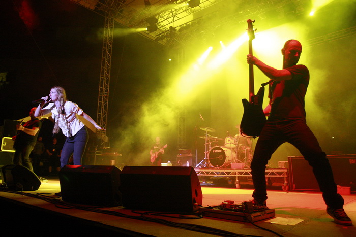 Pula, 180811.
Arena Fest 2011.
Na kraju koncertne sezone u pulskoj Areni na Arena Festu nastupaju tri europska benda: Apocalyptica, Guano Apes i Laibach.
Na slici: nastup Guano Apesa.
Foto: Goran Sebelic / CROPIX Pula, 180811.
Arena Fest 2011.
Na kraju koncertne sezone u pulskoj Areni na Arena Festu nastupaju tri europska benda: Apocalyptica, Guano Apes i Laibach.
Na slici: nastup Guano Apesa.
Foto: Goran Sebelic / CROPIX