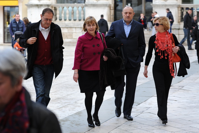 Zadar, 050413.
Veceras je u HNK Zadar odrzano predstavljanje liste koalicije SDP-HNS-HSU za Europski parlament. Na predstavljanju su govorili predsjednik SDP-a Zoran Milanovic, predsjednica HNS-a Vesna Pusic, predsjednik HSU-a Silvano Hrelja, te prvi na l Zadar, 050413.
Veceras je u HNK Zadar odrzano predstavljanje liste koalicije SDP-HNS-HSU za Europski parlament. Na predstavljanju su govorili predsjednik SDP-a Zoran Milanovic, predsjednica HNS-a Vesna Pusic, predsjednik HSU-a Silvano Hrelja, te prvi na l