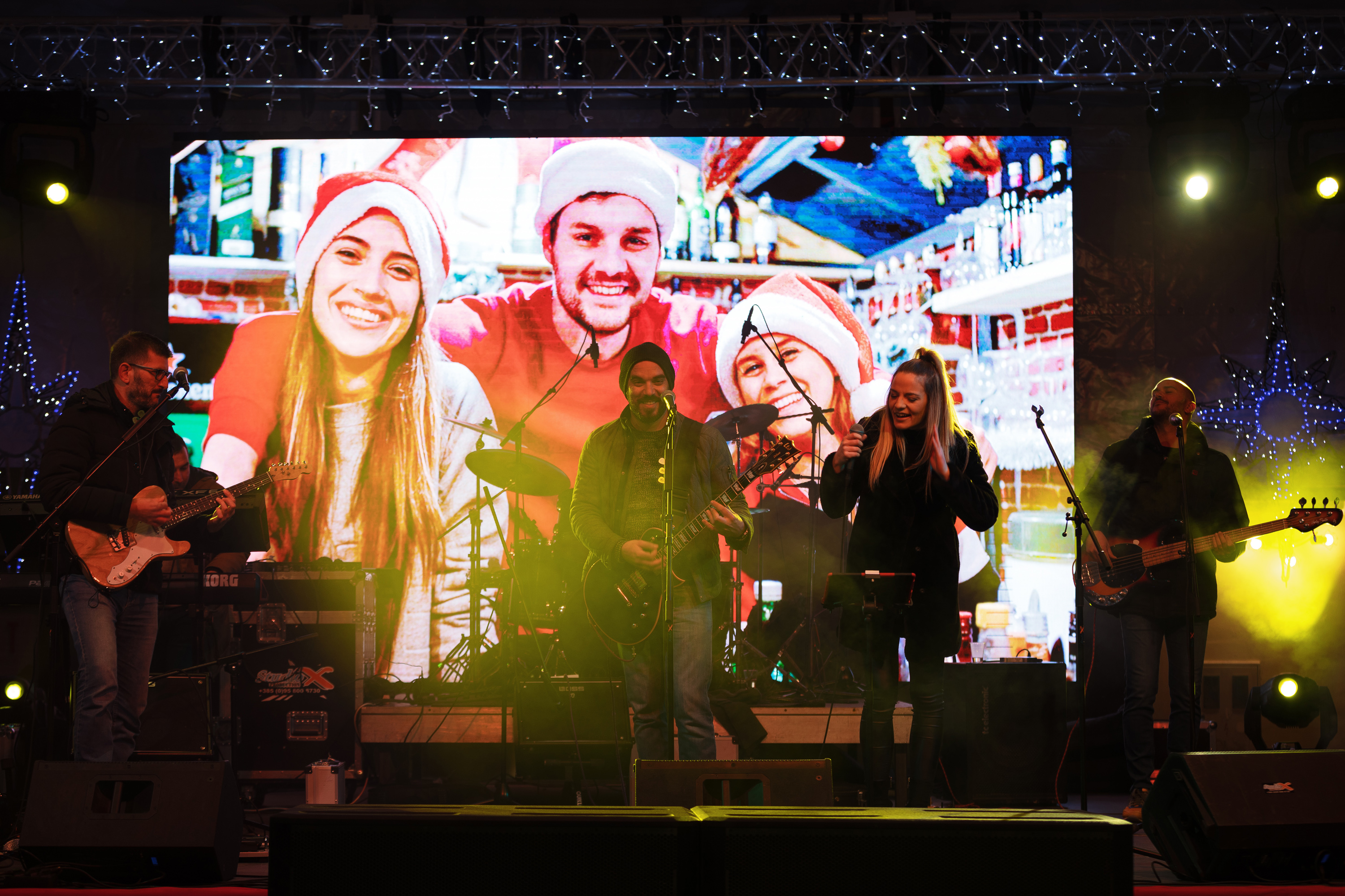 Sveti Nikola i bend Zaratino razveselili i zabavili posjetitelje Sveti Nikola i bend Zaratino razveselili i zabavili posjetitelje