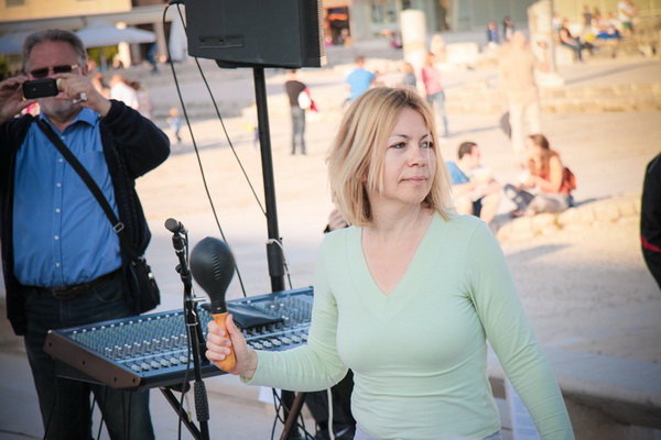 Glazbeno scenski nastup “Iskra ljubavi za mir” i grupna meditacija na Forumu