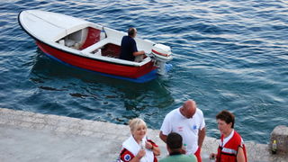 Jablanac, 170811.
U pomorskoj havariji trajekt Rapske plovidbe “Barbat” oko 18 sati, prilikom pristajanja u luku Jablanac ostao je bez pogona i udario u rivu koja je ujedno i mjesna plaza. Ozlijedjeno je sedam osoba. Ocevid je u tijeku.
Foto: Goran Novotn