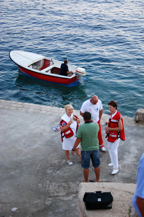 Jablanac, 170811.
U pomorskoj havariji trajekt Rapske plovidbe “Barbat” oko 18 sati, prilikom pristajanja u luku Jablanac ostao je bez pogona i udario u rivu koja je ujedno i mjesna plaza. Ozlijedjeno je sedam osoba. Ocevid je u tijeku.
Foto: Goran Novotn