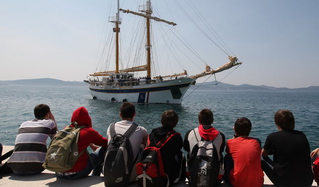 Zadar, 260410.
Danas je u zadarsku luku svecano uplovio skolski brod Kraljica mora.Kraljica mora prvi je skolski brod u Hrvatskoj namjenjen izobrazbi ucenika i studenata.Rijec je o motornom jedrenjaku dugackom 35 metara.
Foto : Vladimir Ivanov / CROPIX