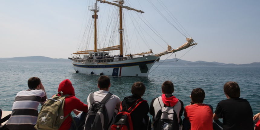 Zadar, 260410.
Danas je u zadarsku luku svecano uplovio skolski brod Kraljica mora.Kraljica mora prvi je skolski brod u Hrvatskoj namjenjen izobrazbi ucenika i studenata.Rijec je o motornom jedrenjaku dugackom 35 metara.
Foto : Vladimir Ivanov / CROPIX