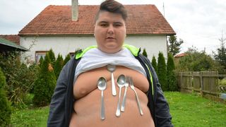 Dječak “magnet” Ivan Stoiljković pokazao svoj jedinstveni dar privlačenja metala Dječak “magnet” Ivan Stoiljković pokazao svoj jedinstveni dar privlačenja metala