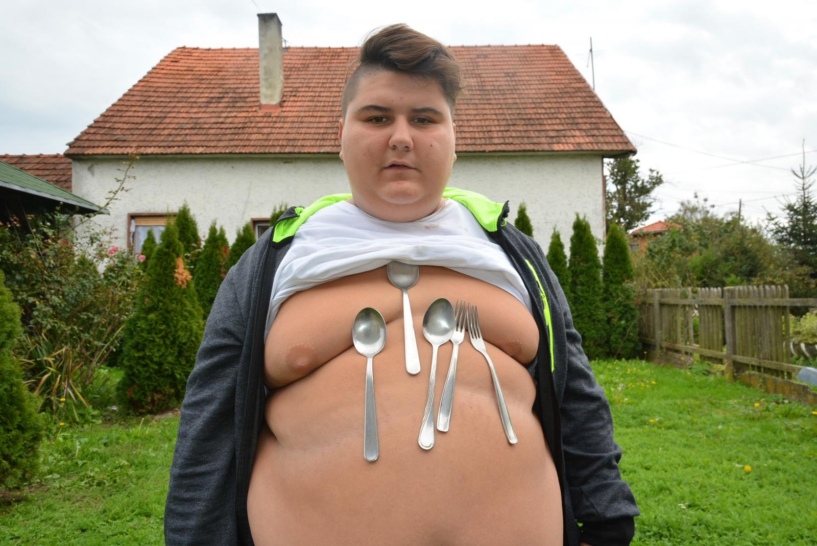 Dječak “magnet” Ivan Stoiljković pokazao svoj jedinstveni dar privlačenja metala Dječak “magnet” Ivan Stoiljković pokazao svoj jedinstveni dar privlačenja metala