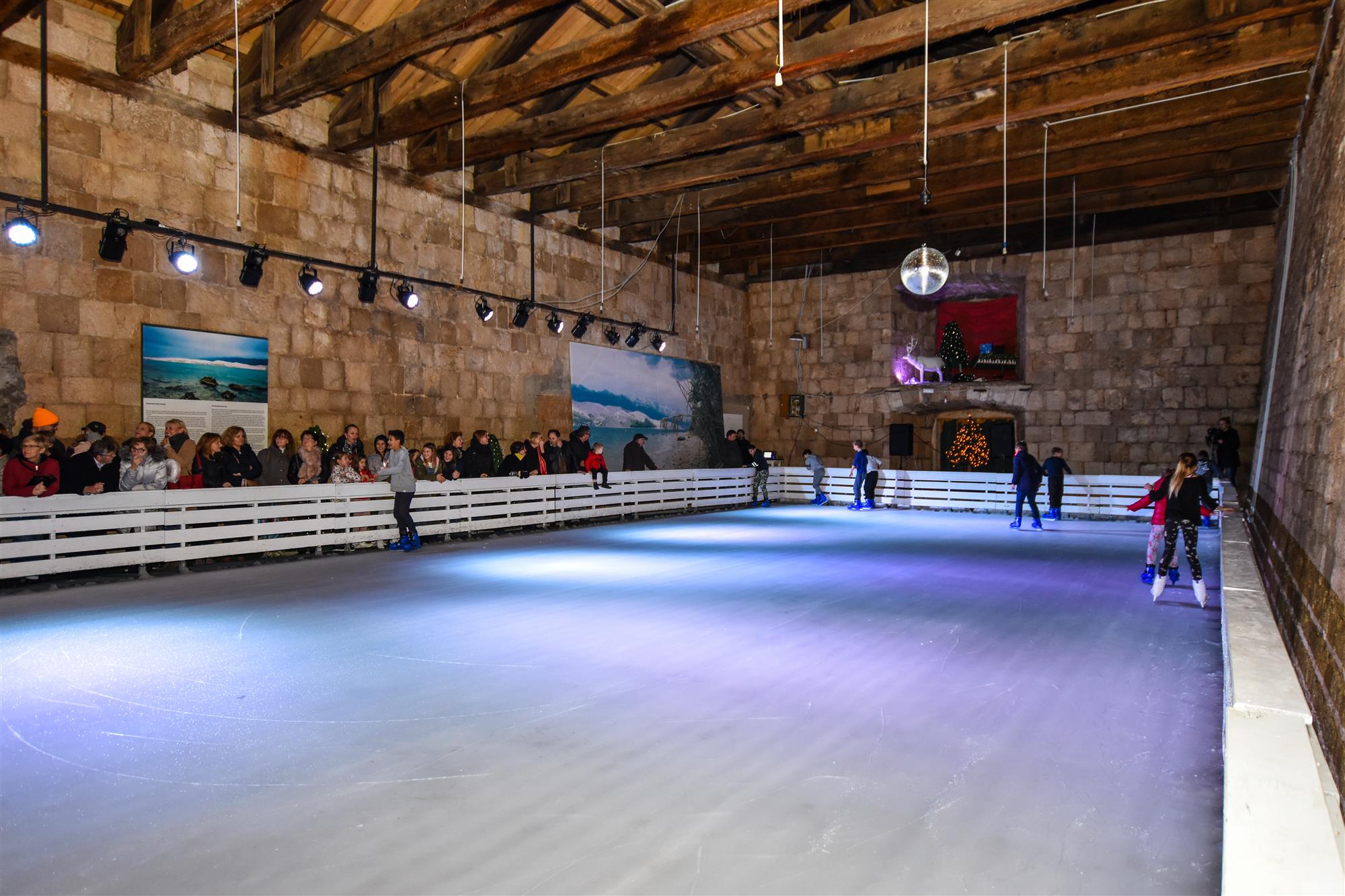 Advent 2018.: Otvoreno prvo klizalište u Pagu