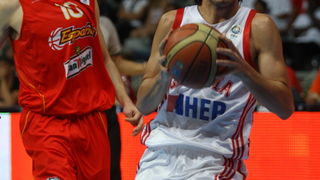 Zadar, 180710.
Dvorana Kresimira Cosica na Visnjiku.
Kosarkaska utakmica za 3.mjesto Prvenstva Europe do 20 godina izmedju Hrvatske i Spanjolske.
Na fotografiji : Dino Butorac u napadu
Foto : Vladimir Ivanov / CROPIX