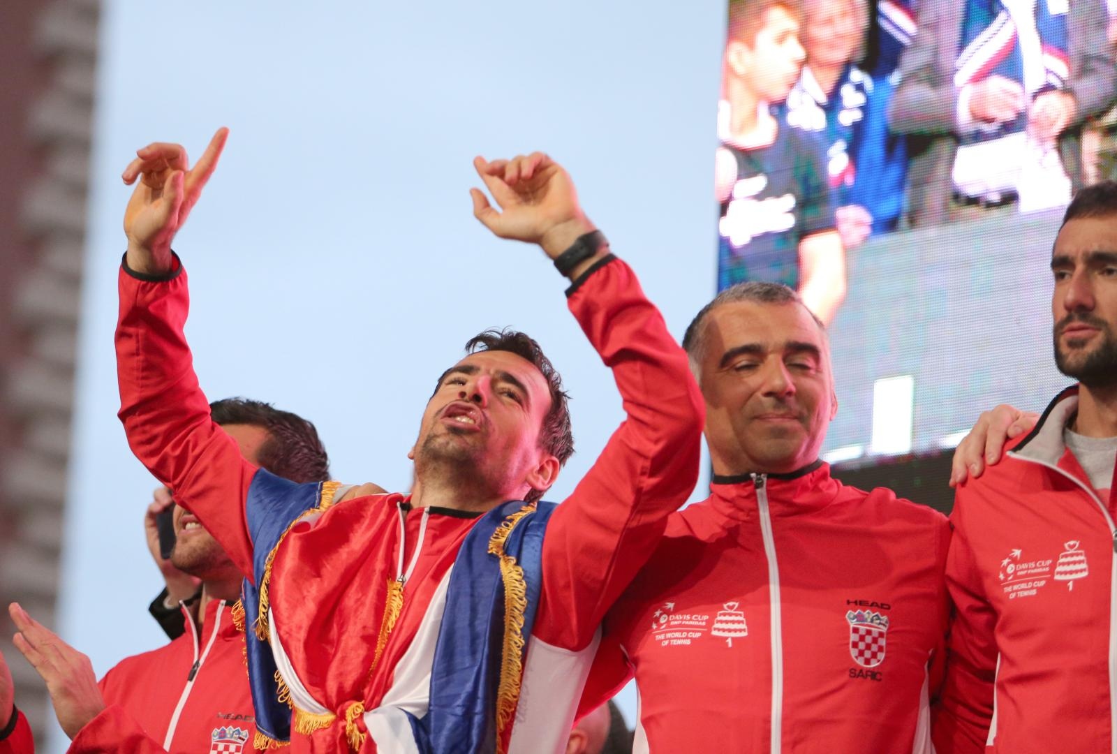 Zlatne tenisače na Trgu bana Josipa Jelačića dočekale tisuće navijača Zlatne tenisače na Trgu bana Josipa Jelačića dočekale tisuće navijača